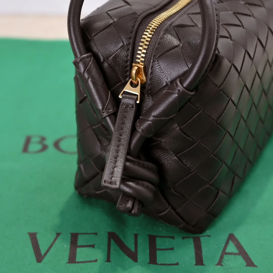 Batch 1360 BOTTEGA VENETA 2024 new loop is here! ! Many girls who like BV have owned the Loop bag. It has a simple appearance, classic weaving, and a compact and lightweight bag shape. This innovation continues the "camera bag" shape. Unlike the traditional Loop bag, which can only be worn as a crossbody bag, this innovation It can be carried by hand or cross-body, satisfying both the concave shape and daily needs. The oversized buckle can be folded and used as a handle. The sultry heat in summer ☀️ usually reduces people's desires. Having a lightweight bag will greatly enhance the happiness of traveling🫧 Style number: 6615 Size: 19*12*9cm
